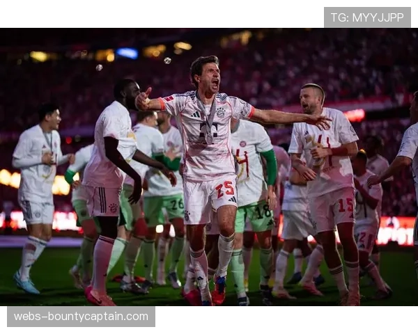 拜仁客场球迷远征圣保利，冠军庆祝氛围提前酝酿